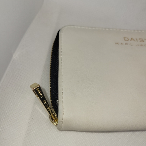 Daisy By Marc Jacobs Faux White Leather Zip Up Wallet Pouch - Picture 10 of 14